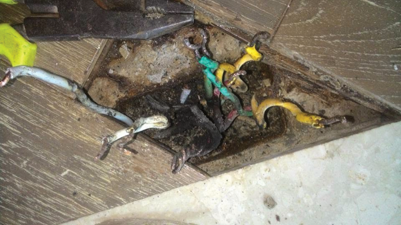 พบจุดสายไฟลัดวงจรใต้กล่องแยกสายไฟที่ฝังอยู่ใต้พื้นกระเบื้อง