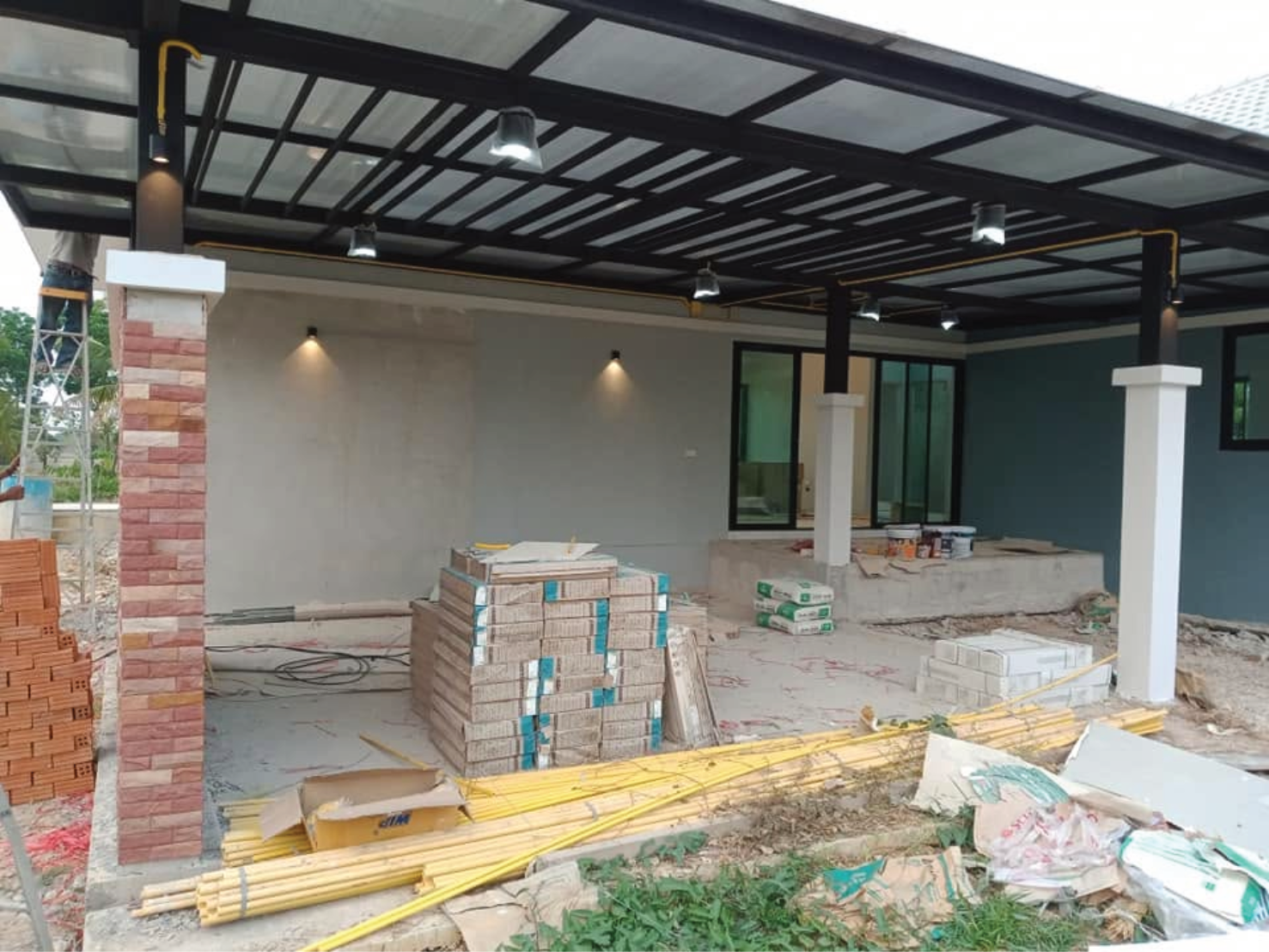 งานติดตั้งโคมไฟและอุปกรณ์ไฟฟ้าบริเวณหน้าบ้านตามตำแหน่งที่กำหนด สำหรับงานปรับปรุงระบบไฟฟ้าบ้านทั้งหลัง