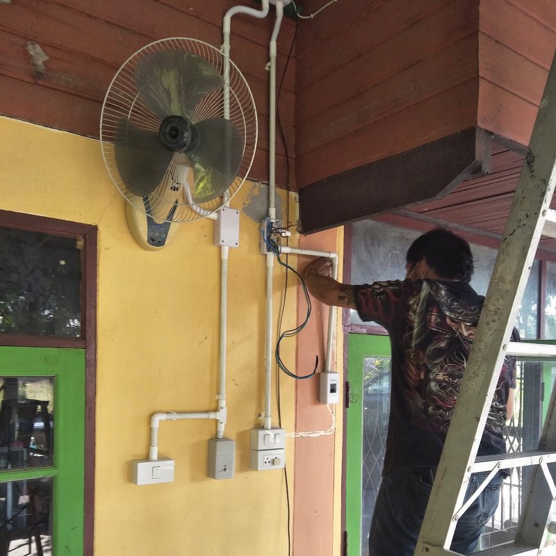 การเดินท่อร้อยสายไฟและติดตั้งอุปกรณ์ควบคุมพัดลมโคจรติดเพดาน